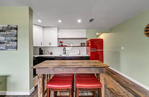 Fort Walton Beach Condo | Rustic-Chic 1Bd Condo by the Beach. Fast Wi-Fi + Washer/Dryer