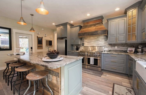 Hendersonville House | Rustic-Chic 2BR Cabin w/Clawfoot Tub | Free Tix