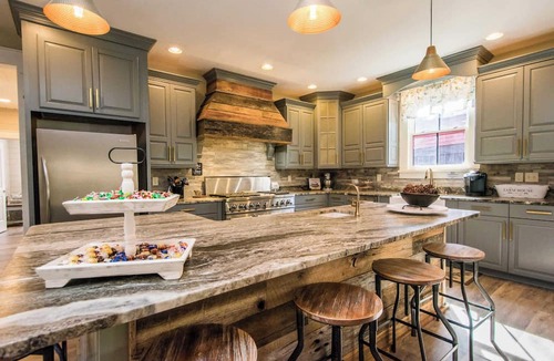 Hendersonville House | Rustic-Chic 2BR Cabin w/Clawfoot Tub | Free Tix