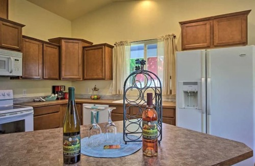 Saginaw House | Rustic‑Chic 4 BR Farmhouse 22 Acres Near Wineries, Eugene & Crater Lake