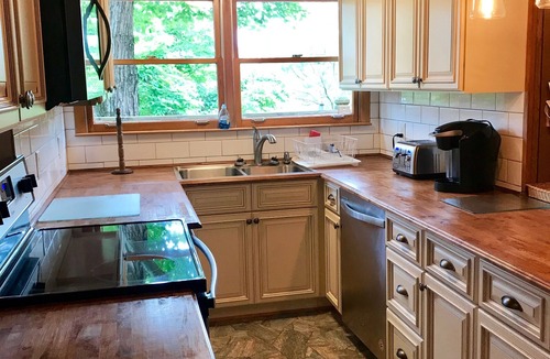 Big Creek Cabin | Rustic Chic getaway in Norris Lake's Big Creek area. Pet-Friendly!