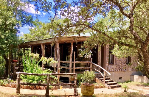 San Marcos House | Rustic chic — the perfect getaway in Hill Country!