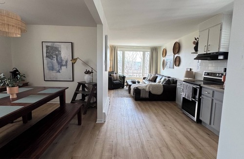 Harbourview House | Rustic comfortable harbor side hub, close to everything!