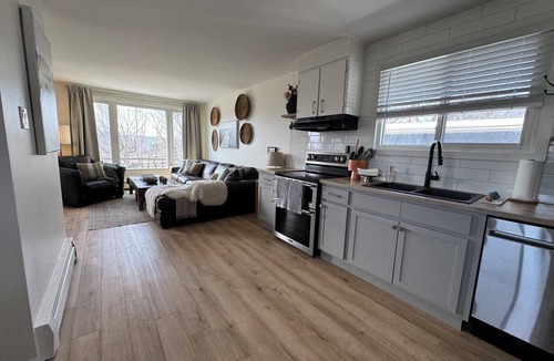 Harbourview House | Rustic comfortable harbor side hub, close to everything!