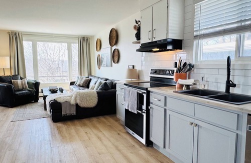 Harbourview House | Rustic comfortable harbor side hub, close to everything!