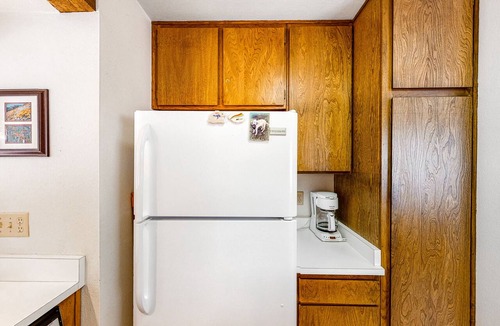 Lakeshore Condo | Rustic Condo with Shared Pool & Hot Tub - Walking Distance to Huntington Lake