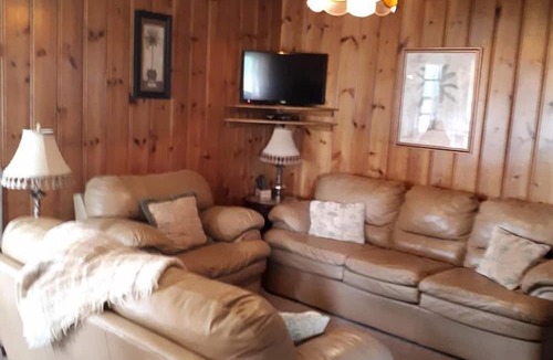 Nipissing Cottage | Rustic Cottage for Fishing Vacation on Lake Nipissing in Ontario