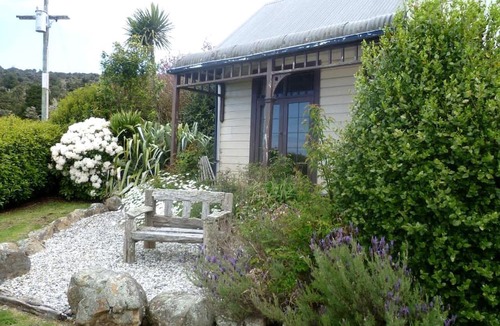 Papatowai Cottage | Rustic Cottage Rental Perfect for a Family near Papatowai, New Zealand