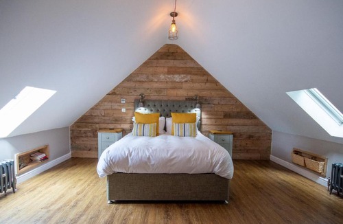 Bryngwran House | Rustic Couples Retreat I Hot Tub I Private Estate