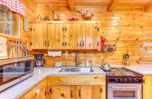 Government Camp House | Rustic & cozy cabin with fast WiFi & games - close to slopes, dining & golf