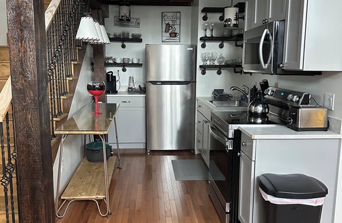 Vernon Apartment | Rustic cozy large 1-bedroom, Queen Size Bed priced per-person rate