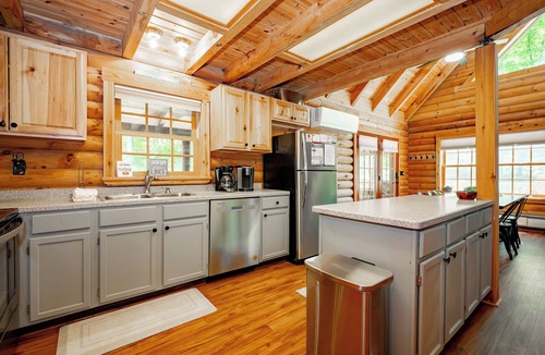 North Glade Hills House | Rustic Deep Creek Cabin w/Fire Pit & Hot Tub