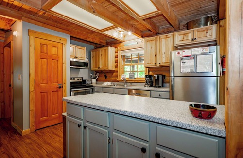 North Glade Hills House | Rustic Deep Creek Cabin w/Fire Pit & Hot Tub