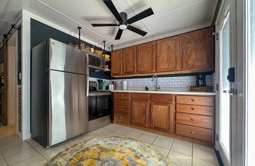 Eureka Springs Historic District Apartment | Rustic Downtown Eureka Springs Ground Floor Flat w/Parking & Full Kitchen