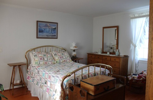 Bruington House | Rustic Elegance: 1800s Farmhouse on 200 Acres w/All the Comforts of Home