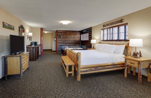 Moline Hotel | Rustic Elegance near Mississippi River, Heated Inside Pool | 3 Units
