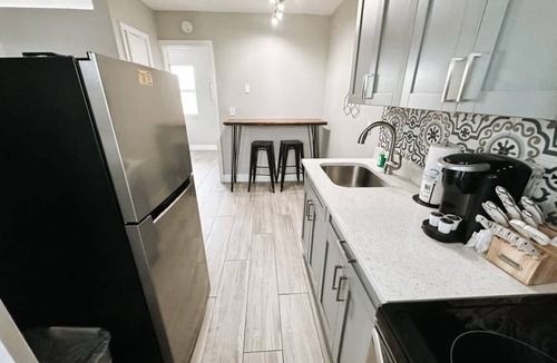 Poinciana Park Apartment | Rustic Escape 1BR Near Las Olas