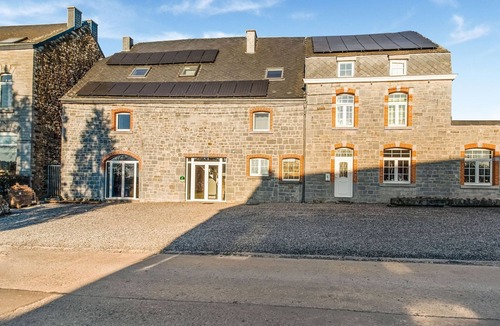 Ambly Cottage | Rustic Estate with Sauna