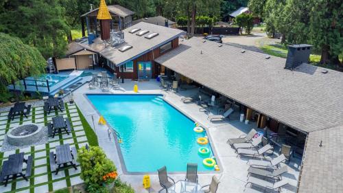 Langley House | Rustic Farm House with Pool , Hot Tub , Sauna - Events Allowed