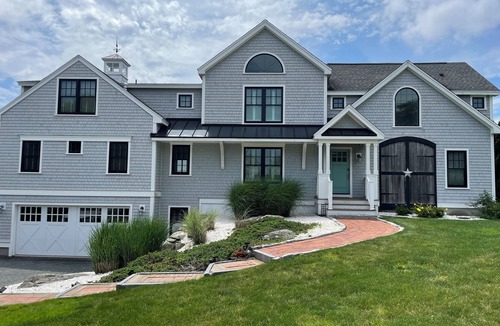 Newport East House | Rustic Farmhouse Just Minutes From First Beach