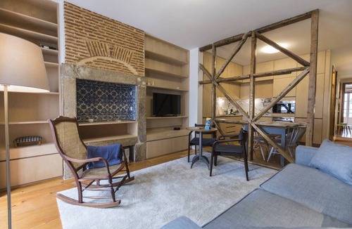 Santos Apartment | Rustic Flat at Lisbon`s Heart