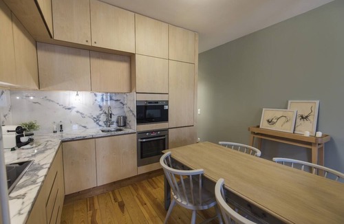 Santos Apartment | Rustic Flat at Lisbon`s Heart