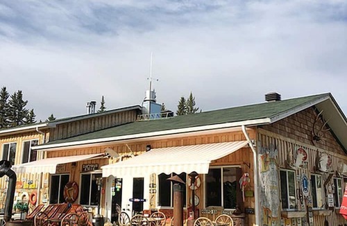 Tagish Cabin | Rustic Getaway Cabin with Complimentary Wi-Fi near Whitehorse, Yukon