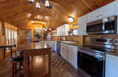 Campbellsville House | Rustic Getaway on Knob Creek