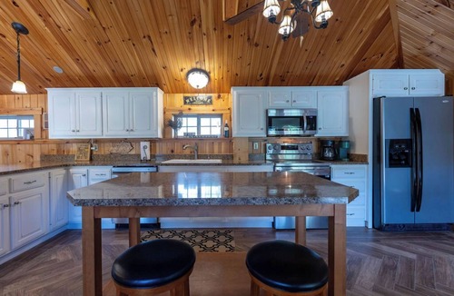 Campbellsville House | Rustic Getaway on Knob Creek