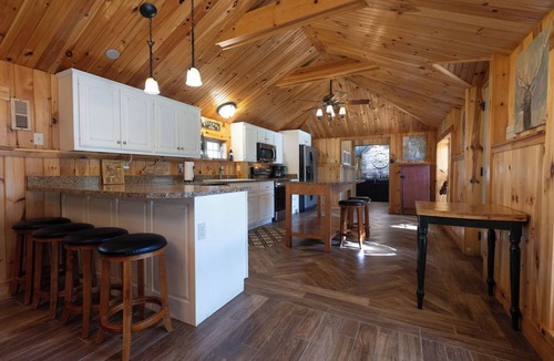 Campbellsville House | Rustic Getaway on Knob Creek