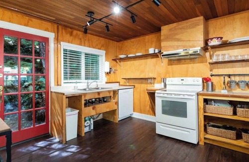 Glacier House | Rustic Glacier Cabin-EV charger, Hot Tub & BBQ