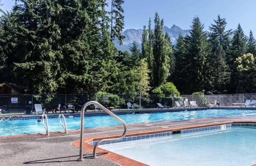 Glacier House | Rustic Glacier Cabin-EV charger, Hot Tub & BBQ