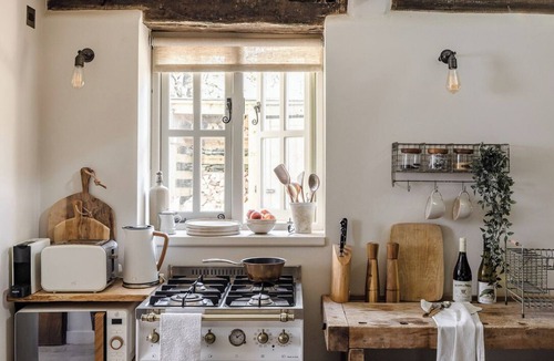 Stow-on-the-Wold House | Rustic Hideaway Cottage (Stow-on-the-Wold), Beautiful Mezzanine Cottage in the heart of Stow