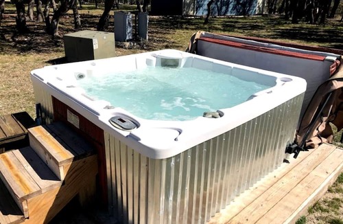 Mountain Home Cabin | Rustic Hill Country Cabin with Milky Way Stargazing & Wildlife Views near Mountain Home, TX