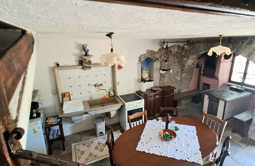 Kras House | rustic holiday house Luin