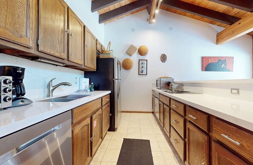 Mammoth Lakes Condo | Rustic Home, Quiet Location. Near Bike Trails & Lakes Basin. Hot Tub On-site