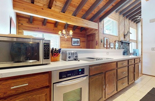 Mammoth Lakes Condo | Rustic Home, Quiet Location. Near Bike Trails & Lakes Basin. Hot Tub On-site