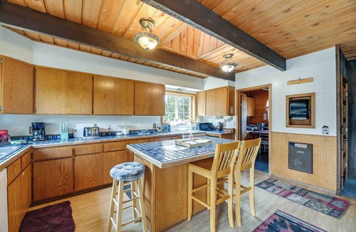 Chiloquin Cottage | Rustic Home w/Deck & Grills on Williamson River!