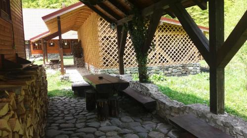 Curatele Cabin | Rustic House