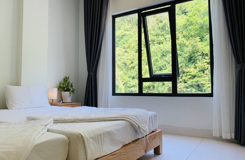 Cat Hai Hotel | Rustic House