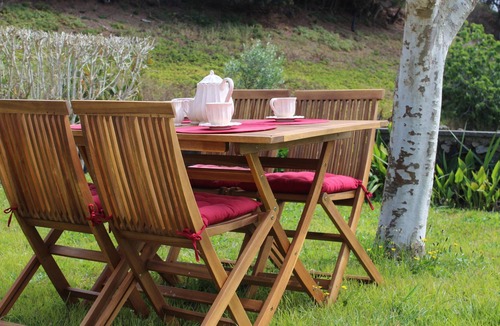 Caloura Cottage | Rustic house with garden