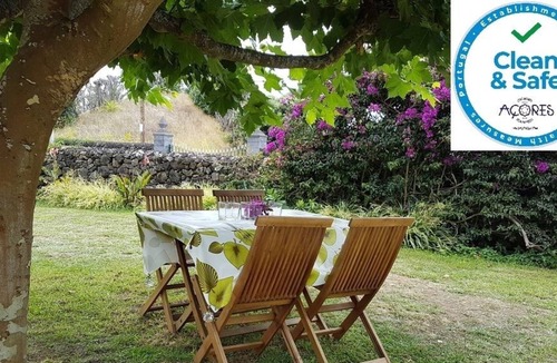 Caloura Cottage | Rustic house with garden