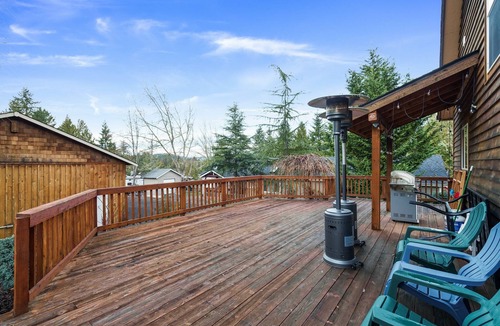 Mayfield House | Rustic Lake House w/Cozy Charm