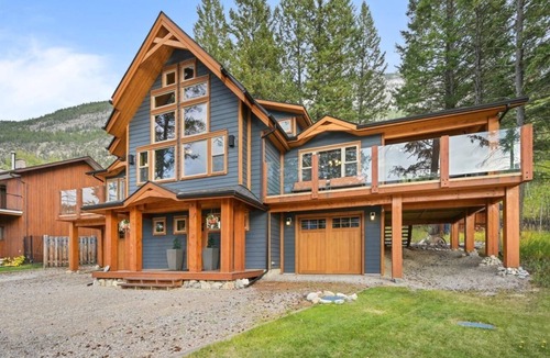 East Kootenay Cabin | Rustic Lakefront Cabin with breathtaking views