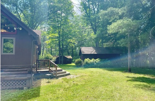 Brookfield Cabin | Rustic Lakefront Cabin in Heart of Massachusetts near Antiquing and Breweries