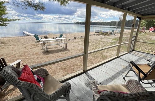 North Sebago Cottage | RUSTIC LAKESIDE COTTAGE. LARGE SANDY BEACH