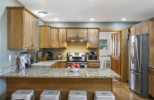 Ridgedale Cabin | Rustic Lakeview Cabin Escape featuring Billiards, Free Daily Attraction Tickets & Close to Big Cedar
