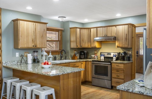 Ridgedale Cabin | Rustic Lakeview Cabin Escape featuring Billiards, Free Daily Attraction Tickets & Close to Big Cedar