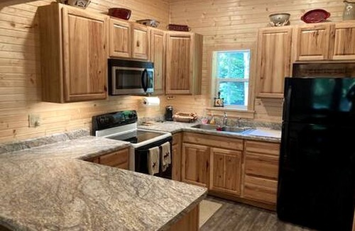 Birdseye Cabin | Rustic Lofted Cabin with Hot-Tub in Indiana