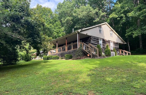 Nancy Cabin | Rustic Log Cabin near Wolf Creek Marina at Lake Cumberland! Perfect Getaway!